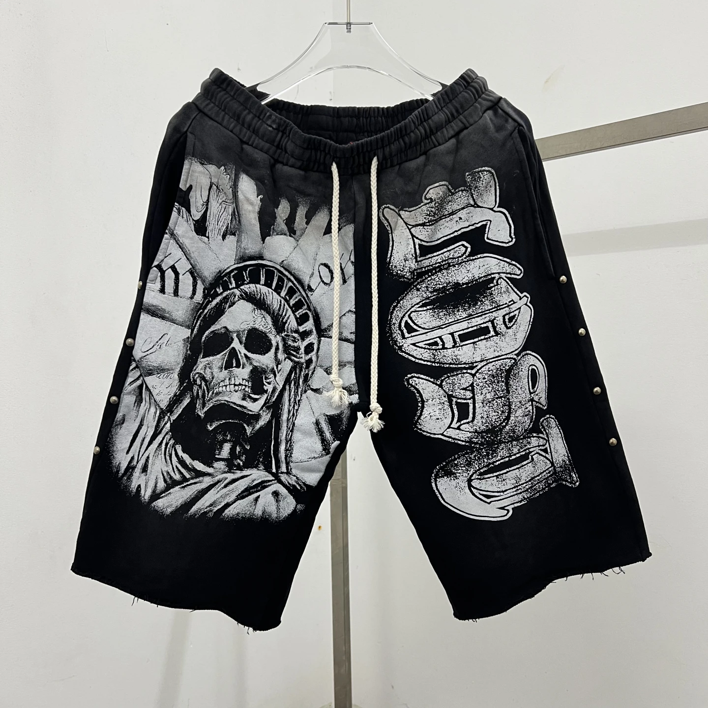 

Американские свободные шорты-бермуды (5 дюймов) в винтажном стиле, повседневные брюки с дизайном черепа, металлическими заклепками, персонализированные летние шорты