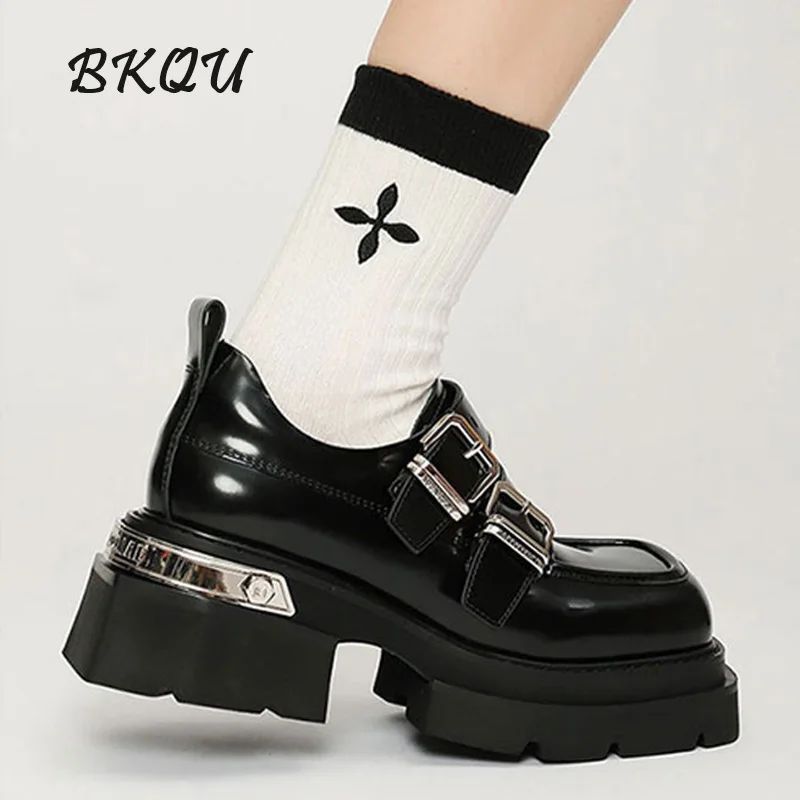 BKQU 2024, nowy trend Punk Loafers Square Head Lolita Double Button Sweet Cool Platform Shoes Metal Decoration pumps