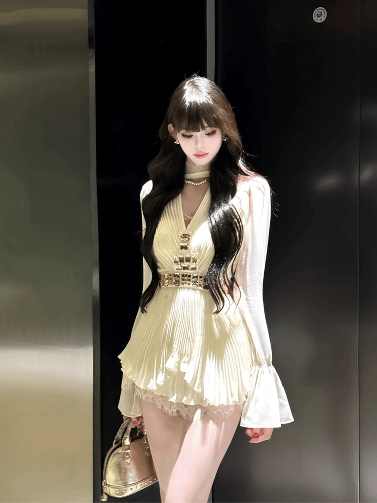 

Комплект XZY Ele: женский костюм больших размеров с V-образным вырезом, длинными рукавами, юбкой с бриллиантовой отделкой и плиссированной короткой юбкой с высокой талией. Модный и удобный.