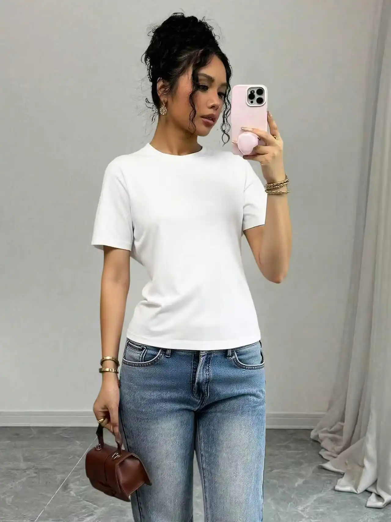 

Однотонные женские топы с короткими рукавами весной и летом универсальны и повседневными.