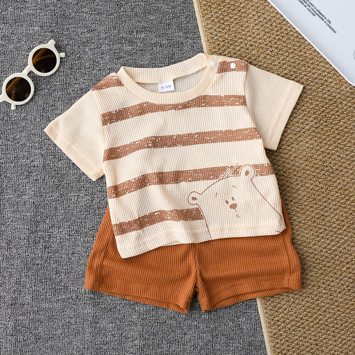 

Детский светло-бежево-коричневый вафельный комплект (футболка + шорты) с принтом медведя + застежки, минималистичный и теплый