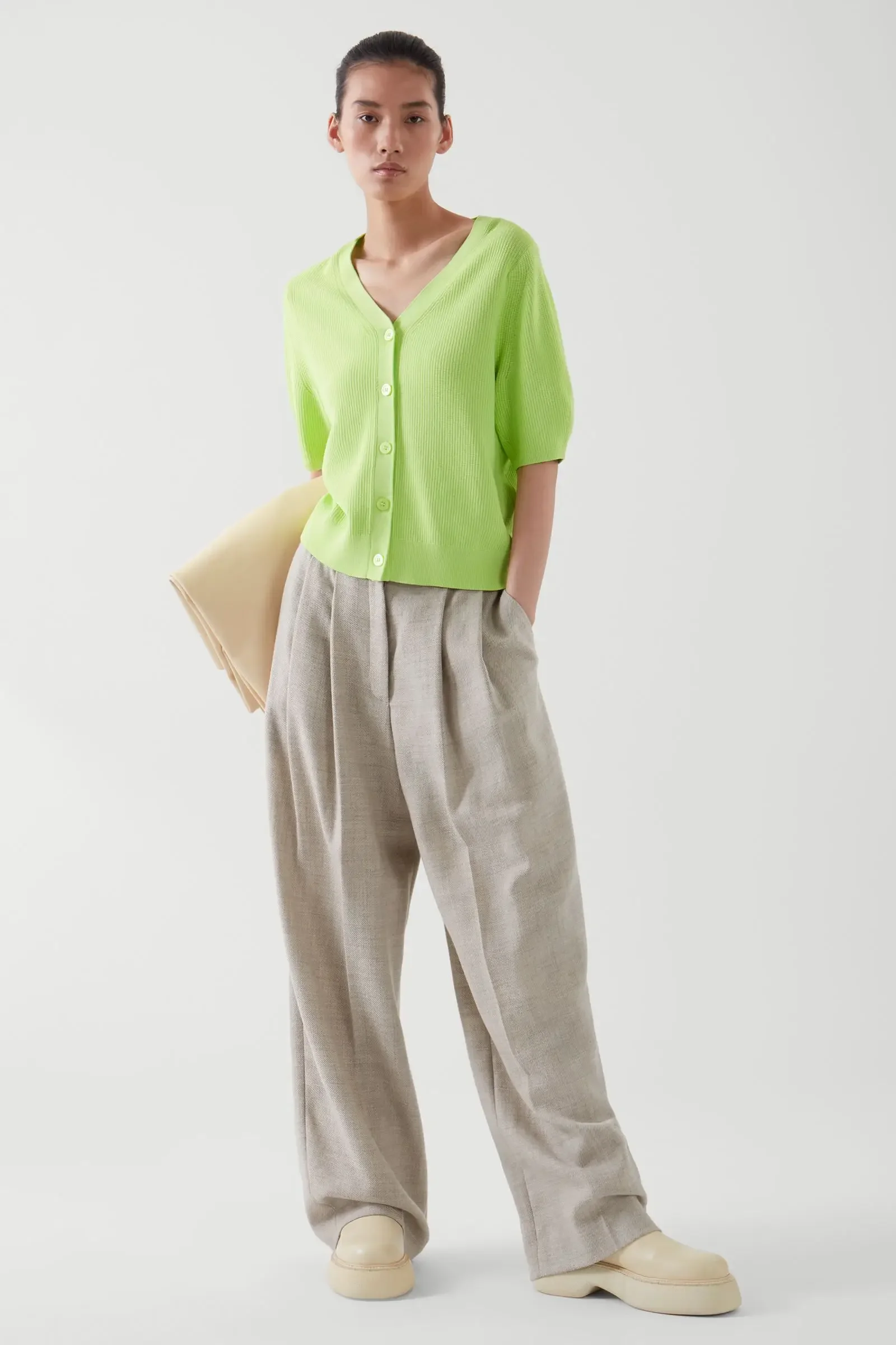 

Ethereal costume 2025 cos spring new style of Ladies' casual and fashionable standard V-neck knitted short-sleeved cardigan