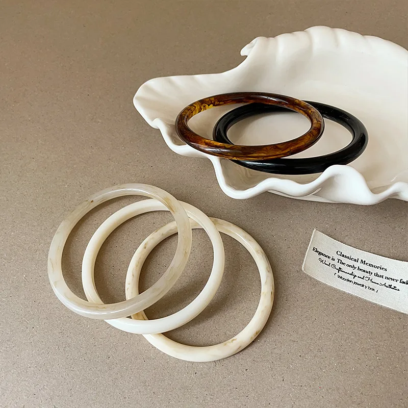 INS Round Tortoiseshell White Resin Bracelet French Vintage Y2k Elegant Jewelry for Women Summer Fashion Holiday Gift  Bangle