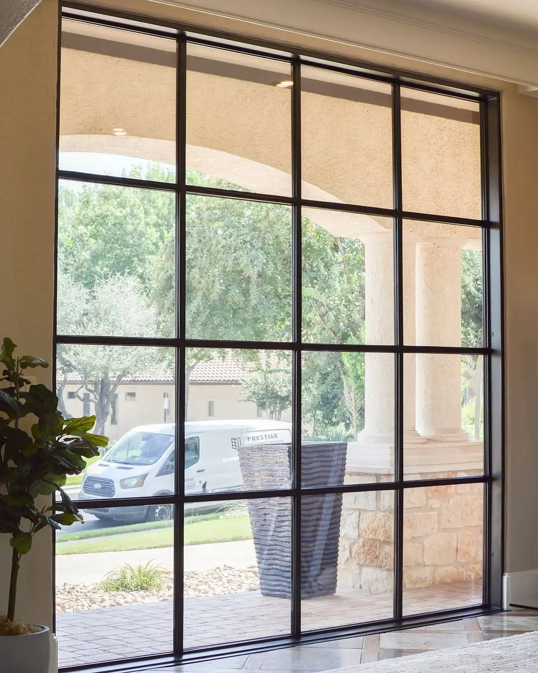 

Steel Window Partition - Seamless curved glass for cold-rolled steel frames and loft-style loft partitions