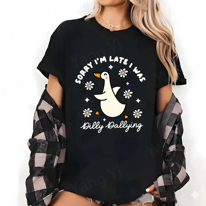 Trendiges Cartoon-Gans-Daisy-Print T-Shirt, Locker Geschnittenes Kurzarm-Harajuku-Freizeitoberteil mit 'SORRY I'M LATE I WAS' Aufdruck, Baumwoll-Shirts für Damen und Herren – Detail 2