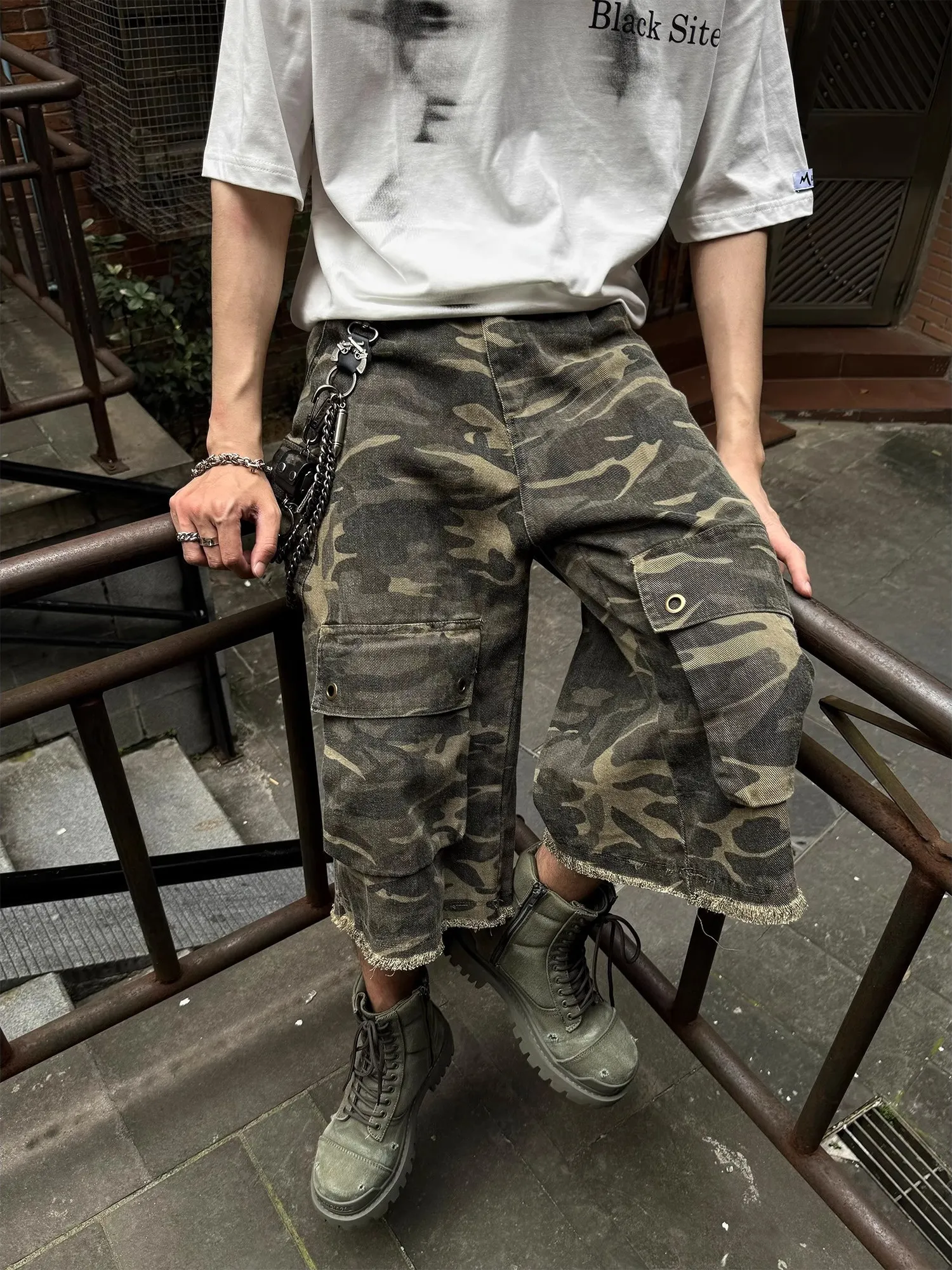 

American Retro Streetwear Large Pocket Camouflage Workwear Seven-Foot Pants Loose Casual Shorts for Men And Women Cleanfit