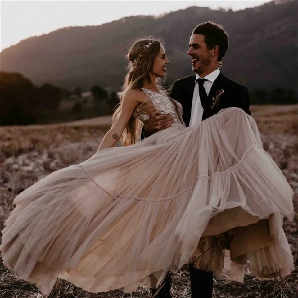 ชุดแต่งงานทรงเอไลน์แบบเซ็กซี่ปี 2025 คอทรงโอ ผ้าชีฟอง แต่งแอพพลิเค  แบบเปิดหลัง ไม่มีแขน ชายกระโปรงยาวลากพื้น  ผ้าโปร่งแสง