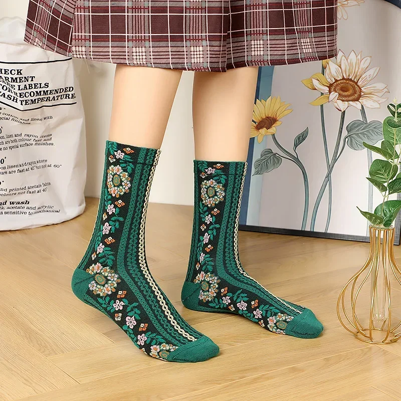 Calcetines florales pequeños para mujer estilo Retro británico Otoño e Invierno calcetines de tubo medio para mujeres casuales y versátiles calcetines