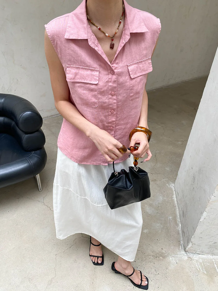 Sommerliche Damen-Weste in einfarbigem Design mit Revers und doppelten Taschen, ärmellos. – Detail 15