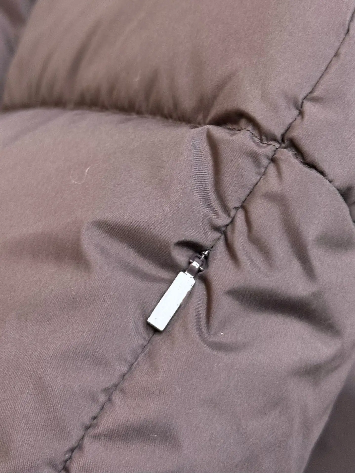 2025 Nueva chaqueta de plumón para mujer, abrigo de invierno con cuello de piel sintética, cálido a prueba de viento de primera calidad, plumón de pato blanco 90%, moda