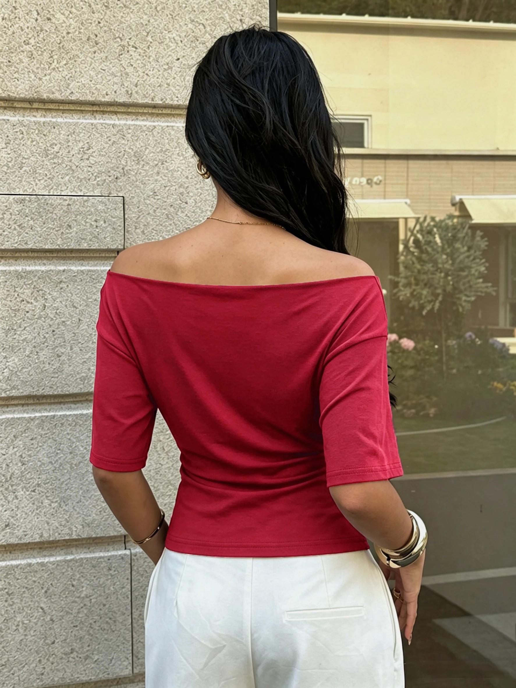 Damen-Top mit freiem Schulterbereich, kurzen Ärmeln, überkreuzter Raffung an der Taille, asymmetrischem Saum, figurbetontem Schnitt, im Y2K-Stil, sexy, für Weihnachten, Feiertage, Partys und Freizeit, T-Shirt. – Detail 2
