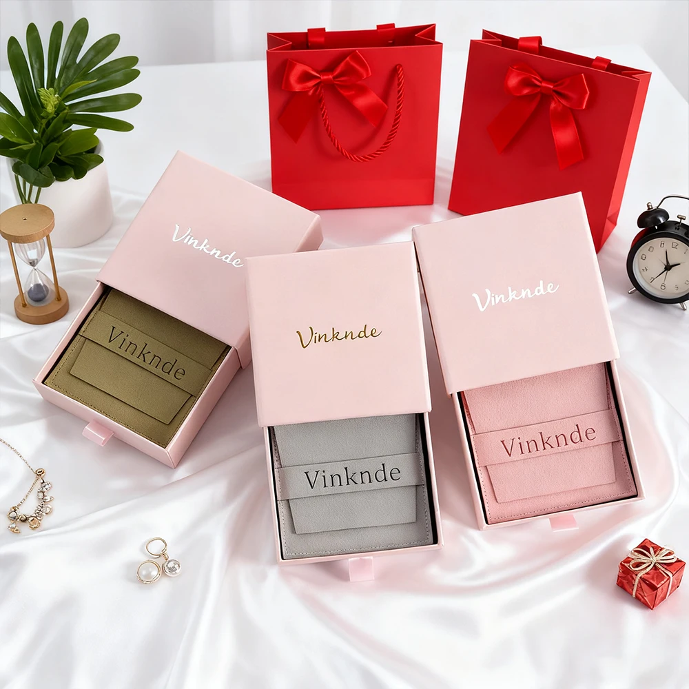 

Оптовая продажа 8x8x2,5 см браслет ожерелье шкатулка для драгоценностей индивидуальный логотип упаковка роскошный ящик органайзер для ювелирных изделий с сумкой из микрофибры