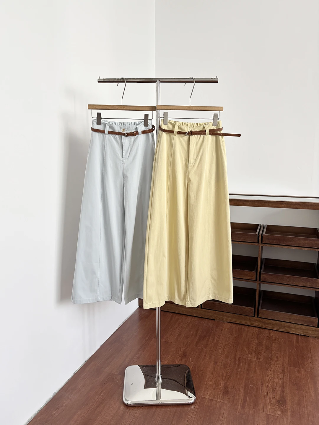 

Элегантные женские брюки с высокой талией и широкими штанинами, свободные повседневные брюки, модные универсальные драпированные брюки-костюм весна 2026, визуально стройнящие фигуру