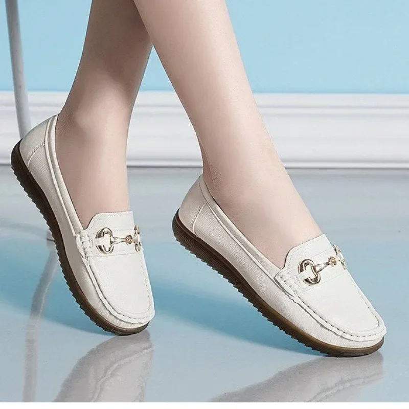 2025 أحذية نسائية مسطحة على الموضة بإبزيم معدني ديكور مريح ومتعدد الاستخدامات