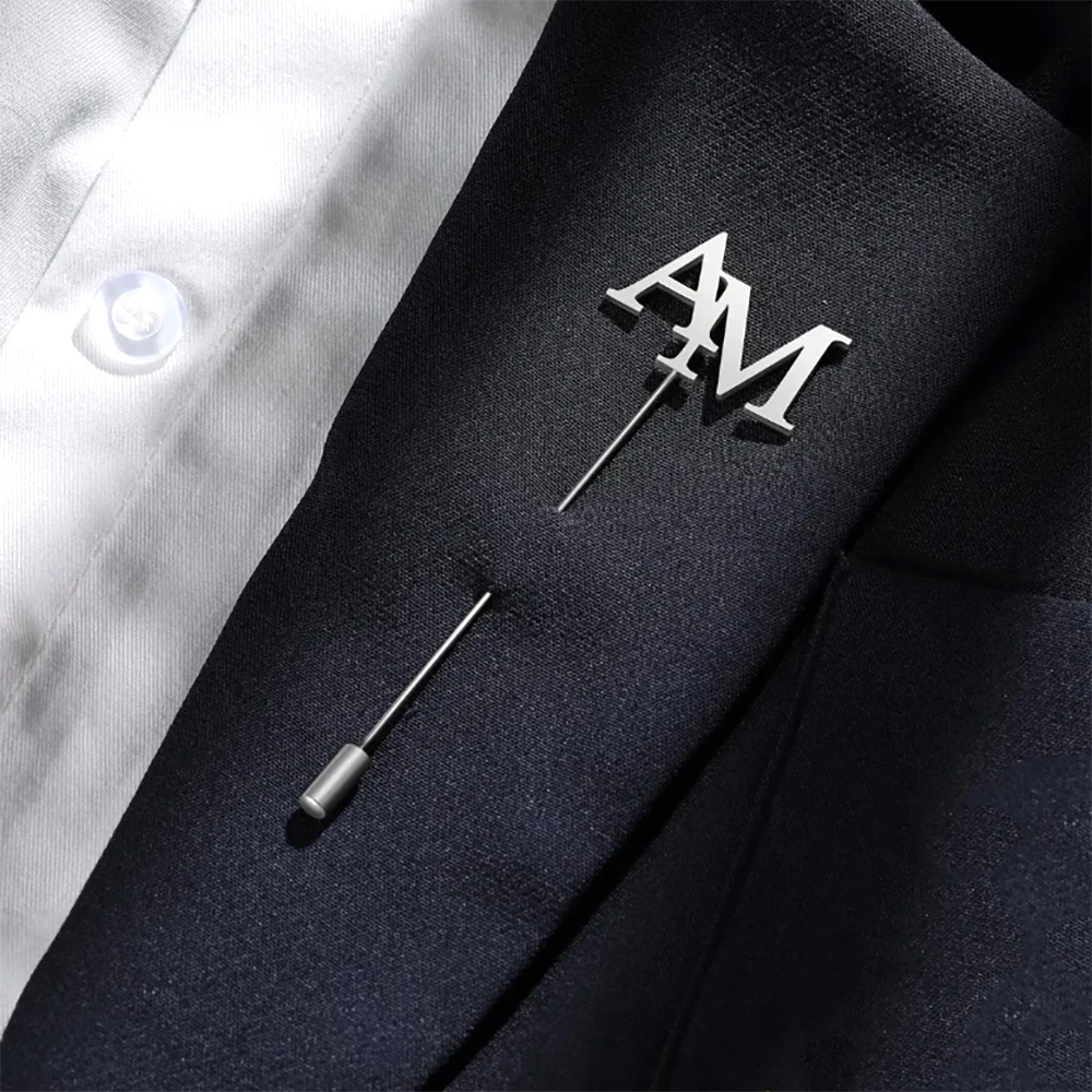 

Индивидуальная булавка для лацкана для жениха из нержавеющей стали, мужской аксессуар для костюма с первыми буквами, брошь, персонализированные свадебные украшения для жениха, подарок