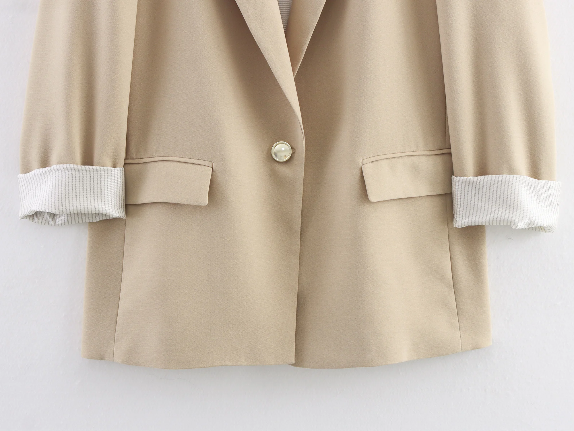 KONDALA 通勤レディース エレガントブレザー ストライプカフス シングルボタンブレザー 2025 春秋ファッション シンプルカジュアル オフィスレディブレザー