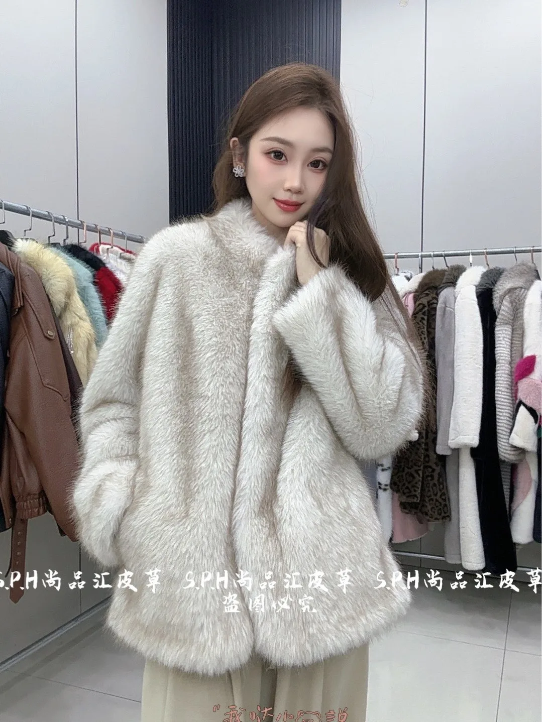 معطف شتوي بني للنساء 2025 معطف فرو قصير جديد بلونين مع سترات سميكة على طراز مصمم للنساء