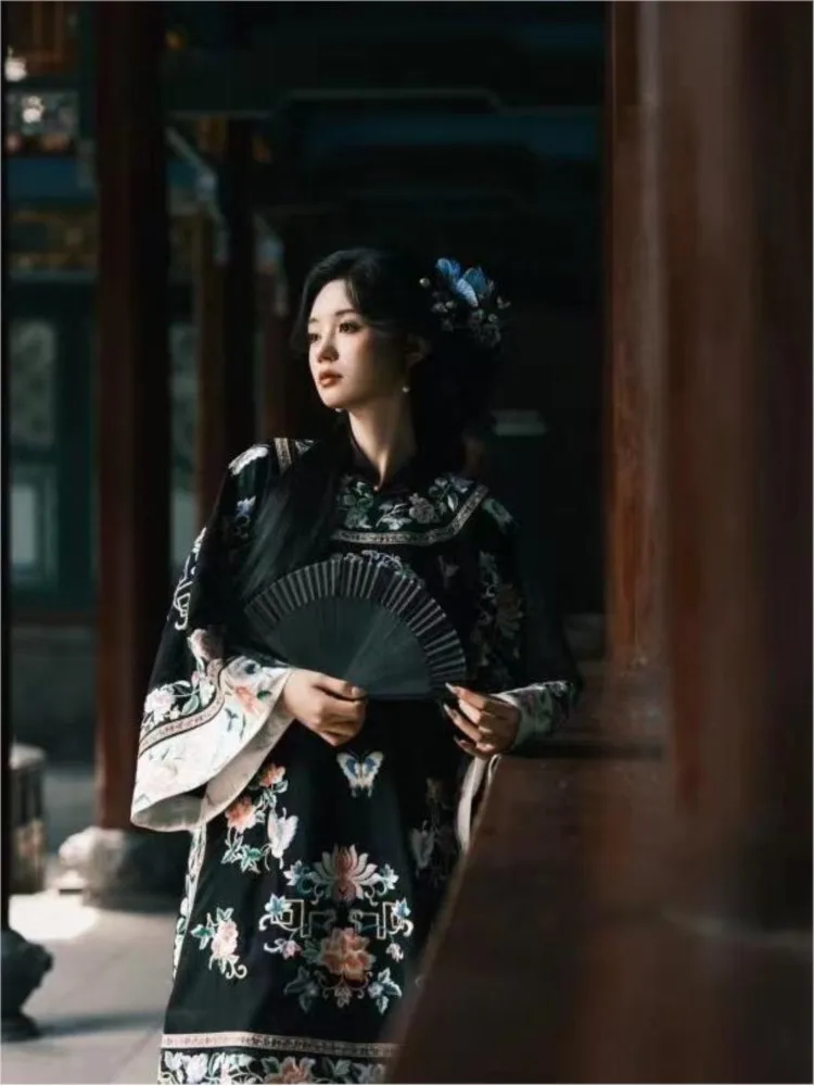 

A two-piece set of Chinese-style antique ethnic dress and skirt with slanted front for Han woman