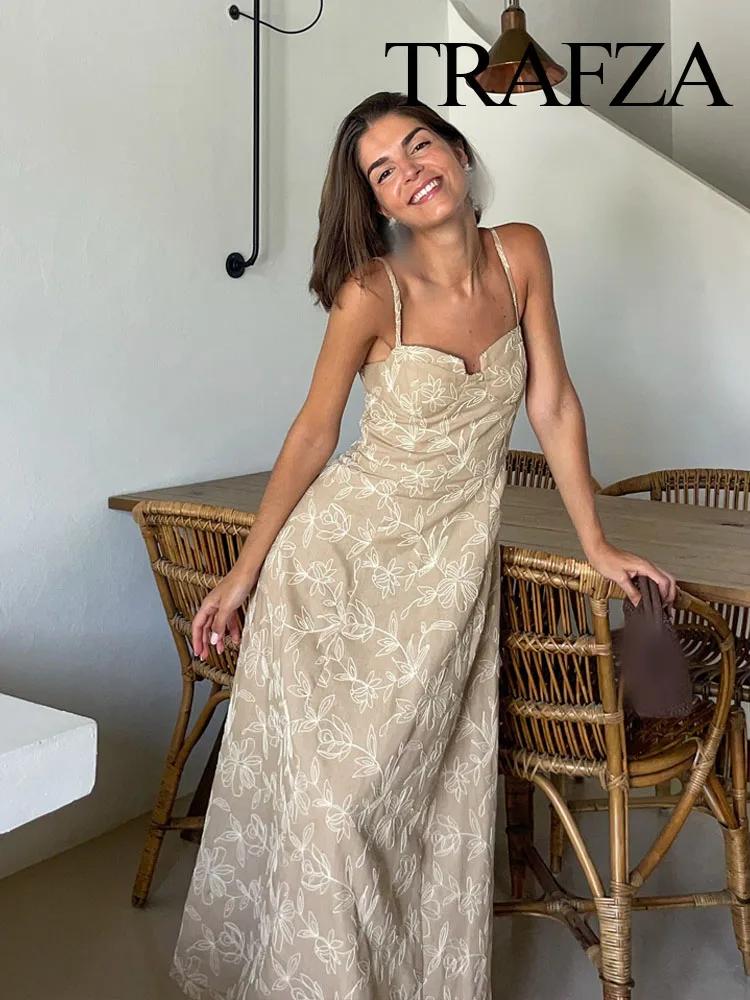 

Женское платье средней длины с вышивкой и открытой спиной, на тонких бретельках