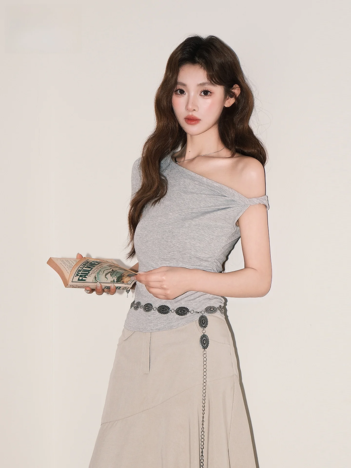 

Korean Style Grey Short Sleeve Shoulder T-Shirt Women's Slimming Sexy Summer Top Fashion Daily Wear Knitted Regular Fit
