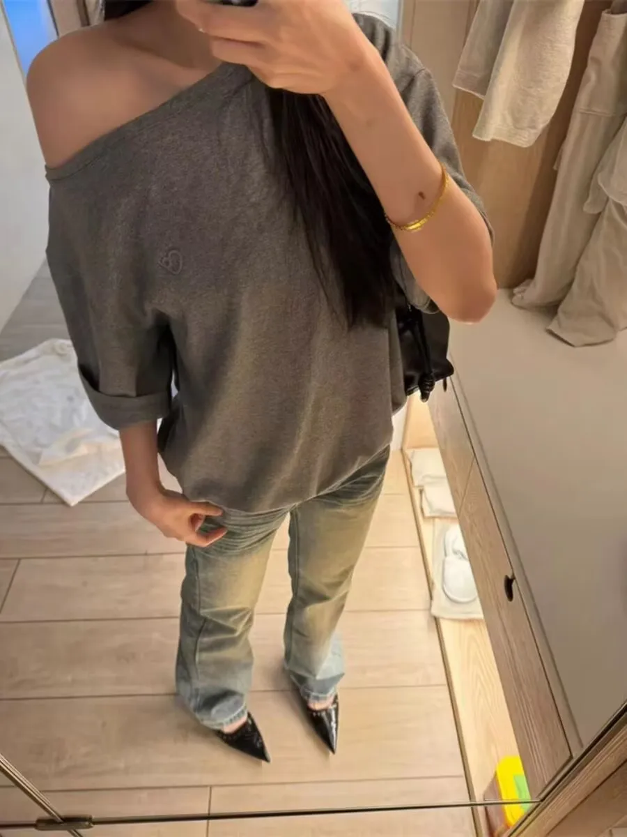 

Женская серая футболка оверсайз с асимметричным вырезом, повседневная свободная модель с коротким рукавом