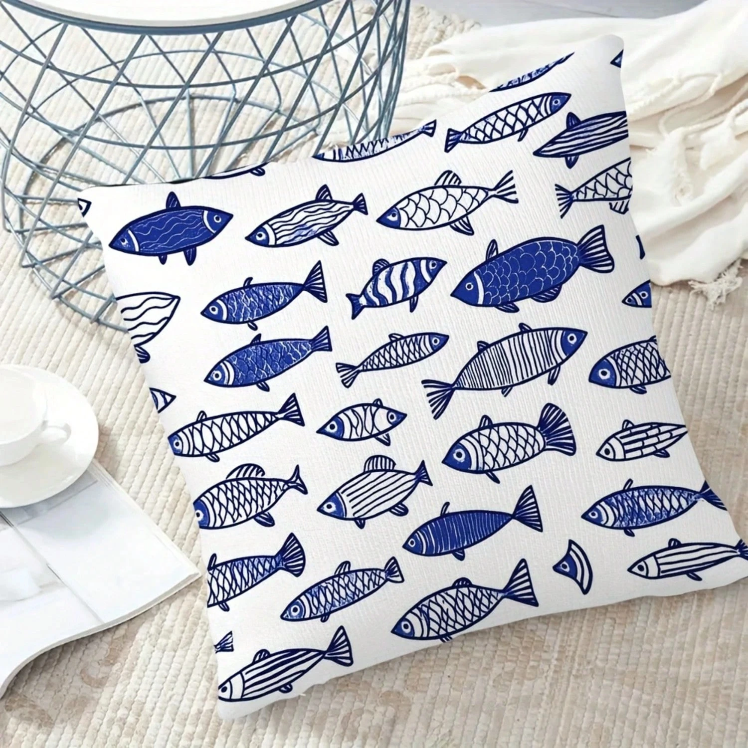 Kissenbezug im Bohemian-Stil, weißer Hintergrund mit blauem und marineblauem Fischmuster, marineblauer und weißer Küsten-Kissenbezug