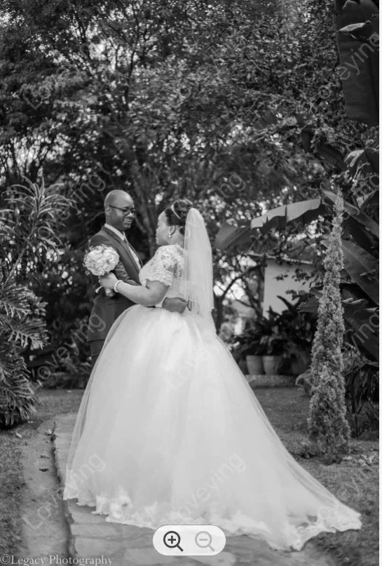 Maßgeschneiderte beliebte Plus Size Spitzenapplikationen schwarze Frau Brautkleider Sweep Zug kurze Ärmel Ballkleid Brautkleid für Brid