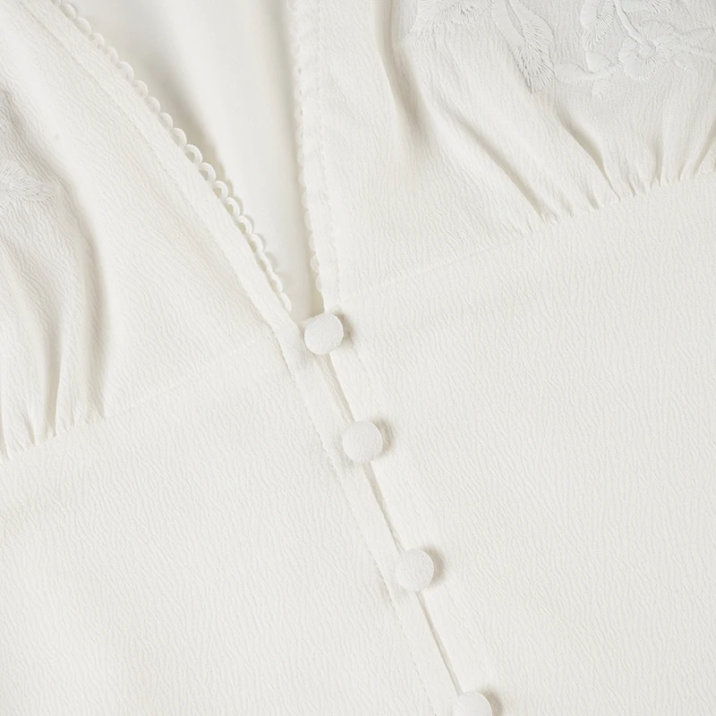 SUCHCUTE Boho Französisches Urlaubs-Minikleid für Damen mit tiefem V-Ausschnitt, Stickerei, Glockenärmeln, Knopfleiste vorne und doppellagigem Rüschensaum. – Detail 6
