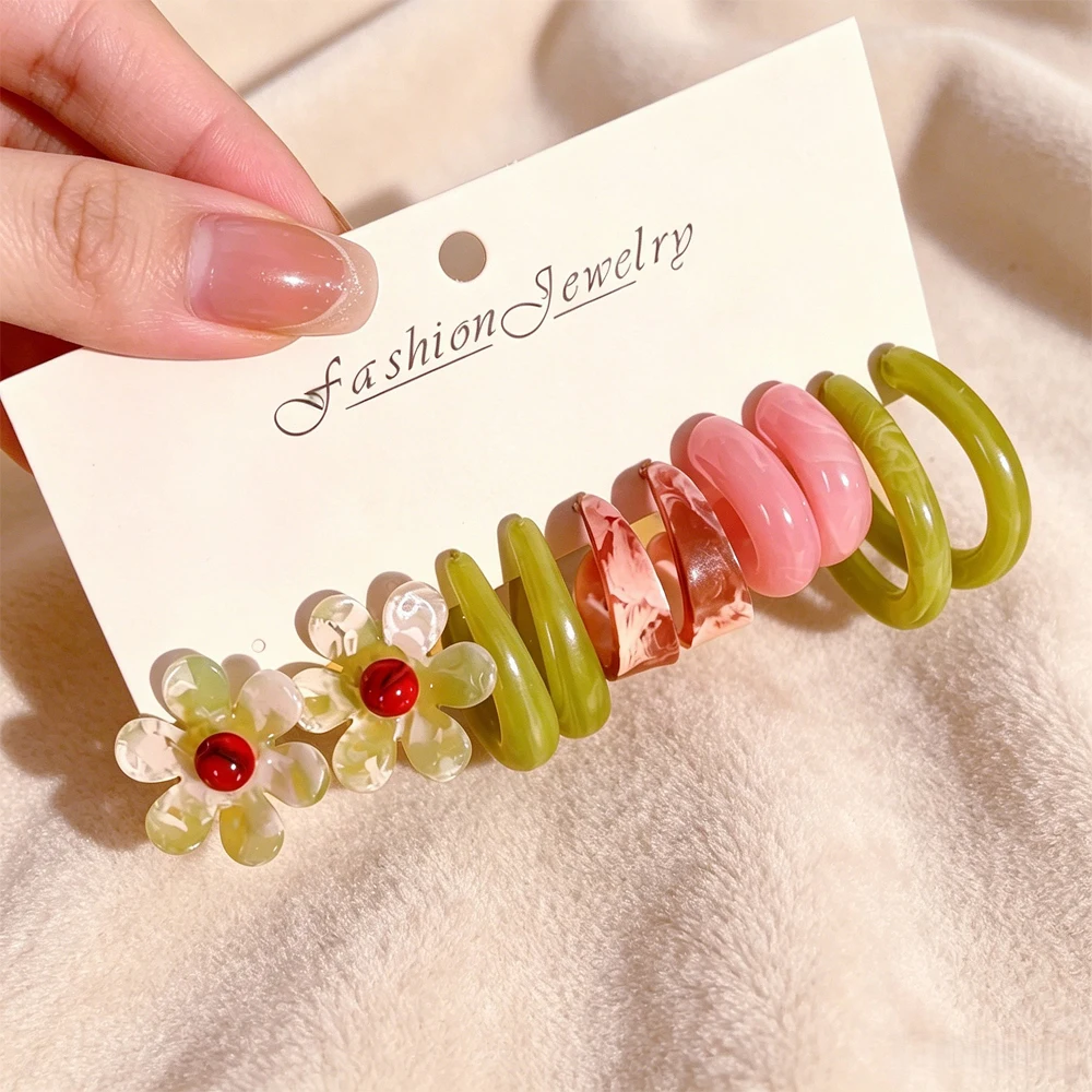 10er/20er Set Harz-Ohrringe für Damen: Farbenfrohe Blumen-Ohrstecker und C-förmige gedrehte Creolen im niedlichen Dopamin-Stil – Detail 4
