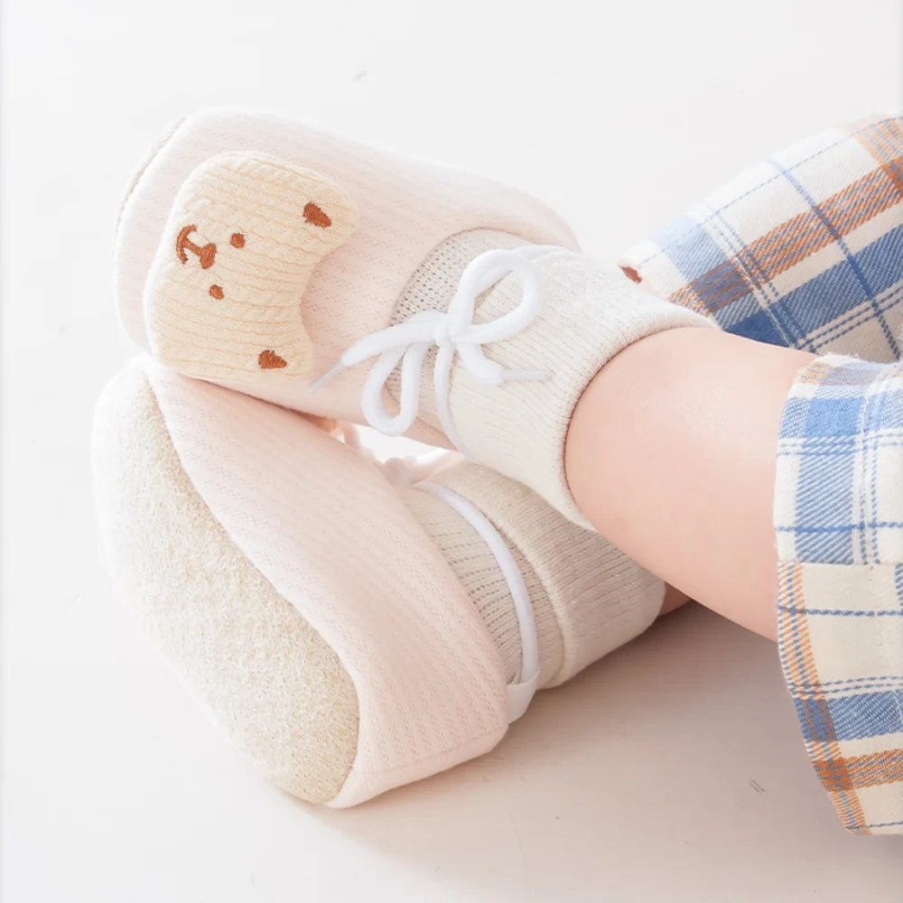 Chaussures coordonnantes en coton pour nouveau-né, mocassins à semelle souple pour bébé, design au beurre de dessin animé mignon, chaussures pour tout-petits, haute qualité