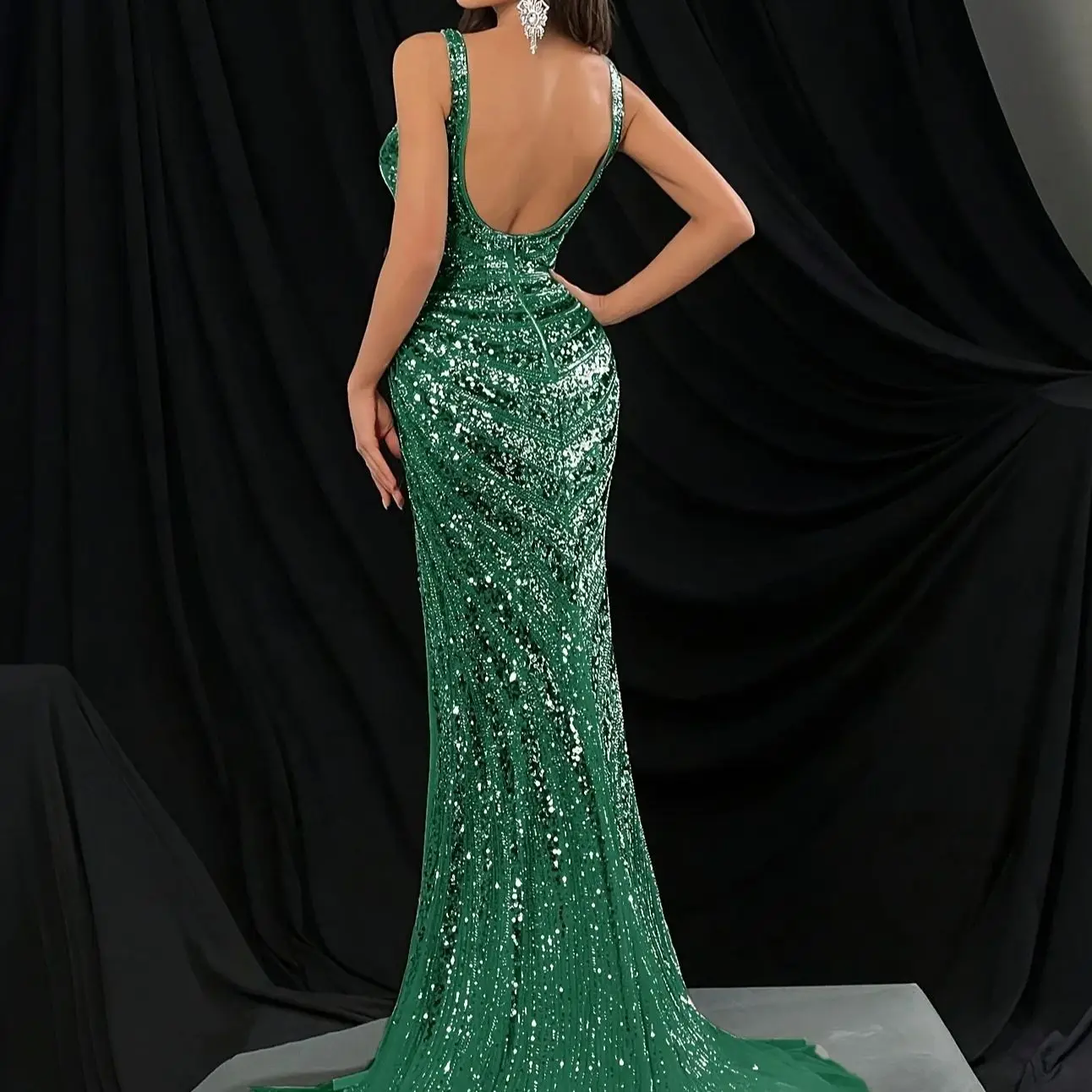 Sukienka wieczorowa damska na zamówienie, model 2025, z luksusową, szmaragdową, błyszczącą spódnicą typu rybka, głęboki dekolt w serek, wysokie rozcięcie z tyłu.