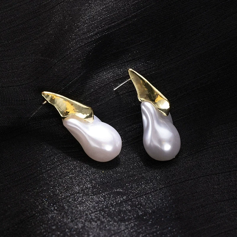 

Unique Irregular Earrings High Sense Small Fragrance Light Luxury Temperament Female Fashion Accessories