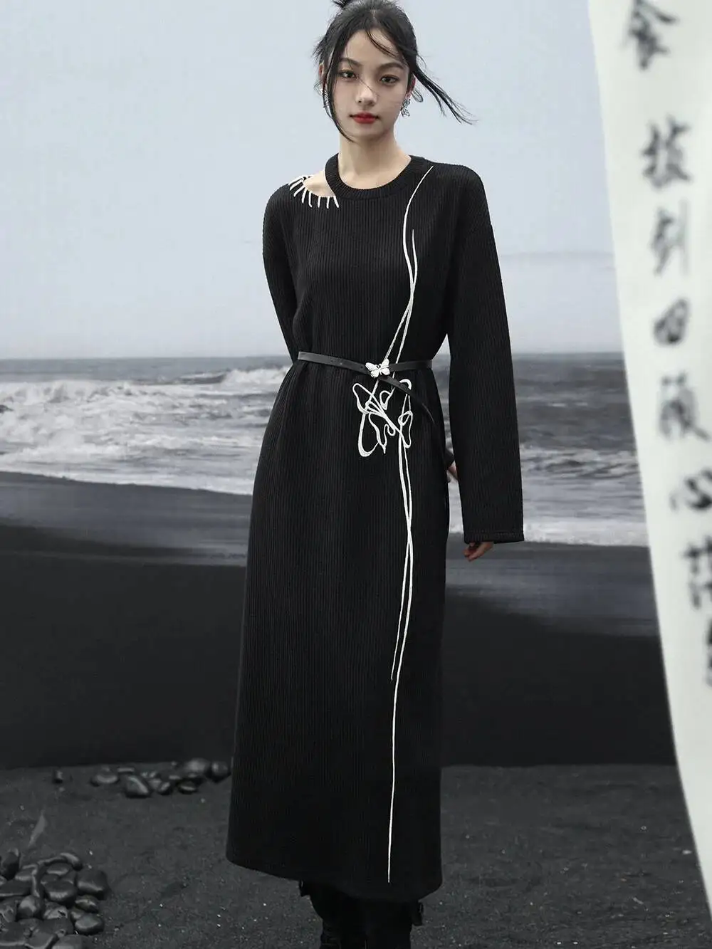 UMI MAO Ciemna Czarna Sukienka Jesień 2023 Nowy Niszowy Design Sweter Dzianinowy z Kontrastowymi Wstawkami Luźna Sukienka Haftowana Dla Kobiet