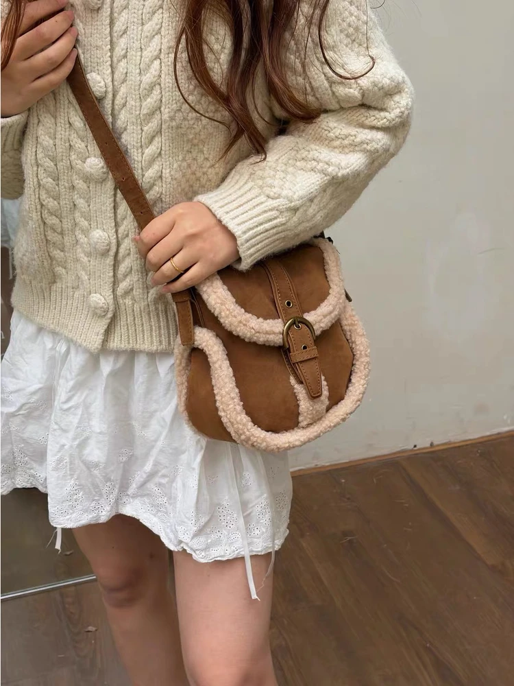 

Замшевая кожаная лоскутная седельная сумка из овечьего меха в стиле ретро, женская осенне-зимняя новинка Cisas Aosphere для поездок на работу на одно плечо Slan...