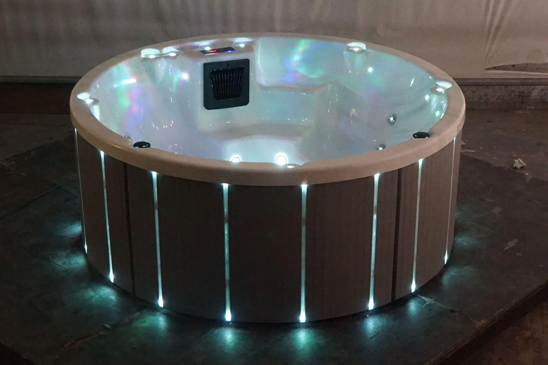 7 person New Design Customized jet fountain cheap round hot spa tub with never bubble spa shell 7 person+ 1 baby