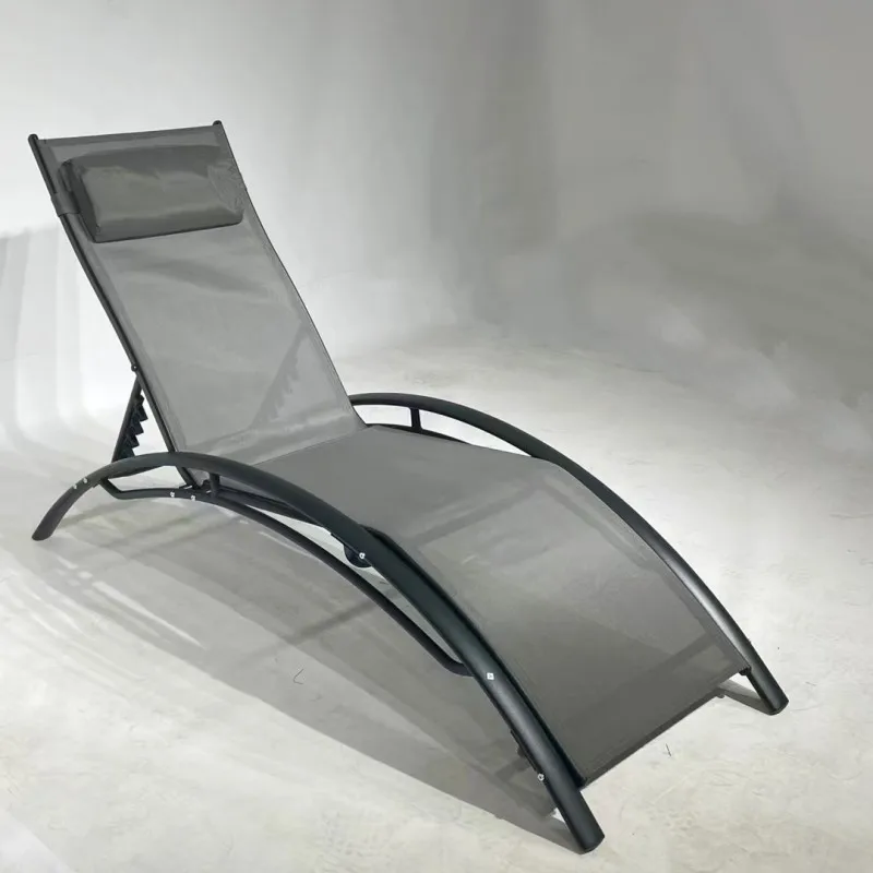 Современный уличный шезлонг для сада и пляжа. Удобное использование в бассейне с мягким металлическим дизайном для отдыха.