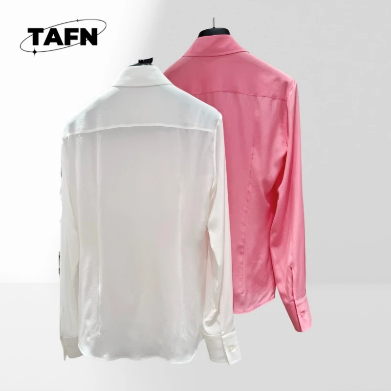 High Street Mooie, bijpassende sierlijke High Street Comfortabele driedimensionale geborduurde kanten zijden overhemd Nieuw 3021