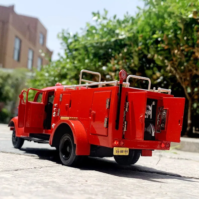 Coche de bomberos jiefang de Metal, modelo de aleación, tanque de agua retro extraíble, camión de bomberos, juguetes con sonido y luz para niños, alta calidad