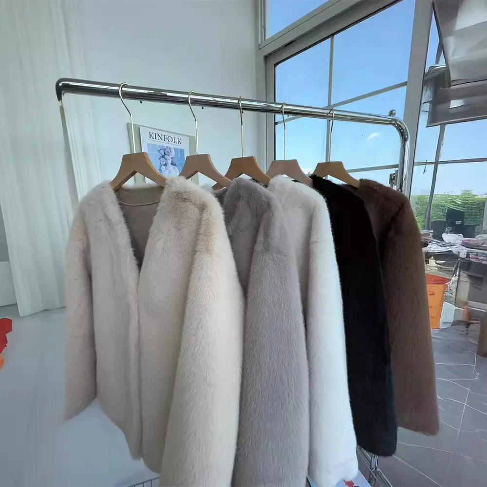 เสื้อแจ็คเก็ตขนมิงค์เทียม คอวี สีขาว แฟชั่นผู้หญิง ขนมิงค์เทียมใหม่ รุ่นใหม่ ปี 2025