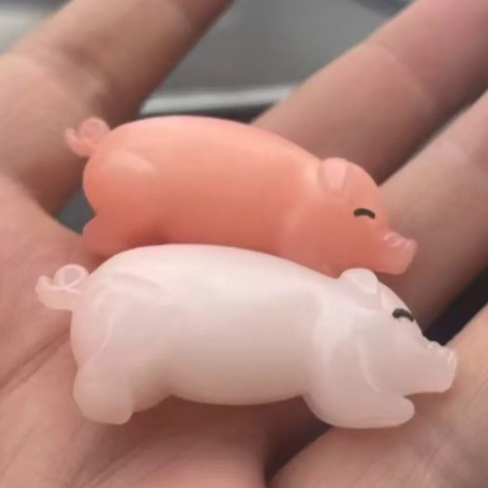 

1 PCS Color Changing Roasted Sucking Pig or Roasted Baby Pig Pendant UV Change Colour Car Mounted Piglet or Backpack Pendants