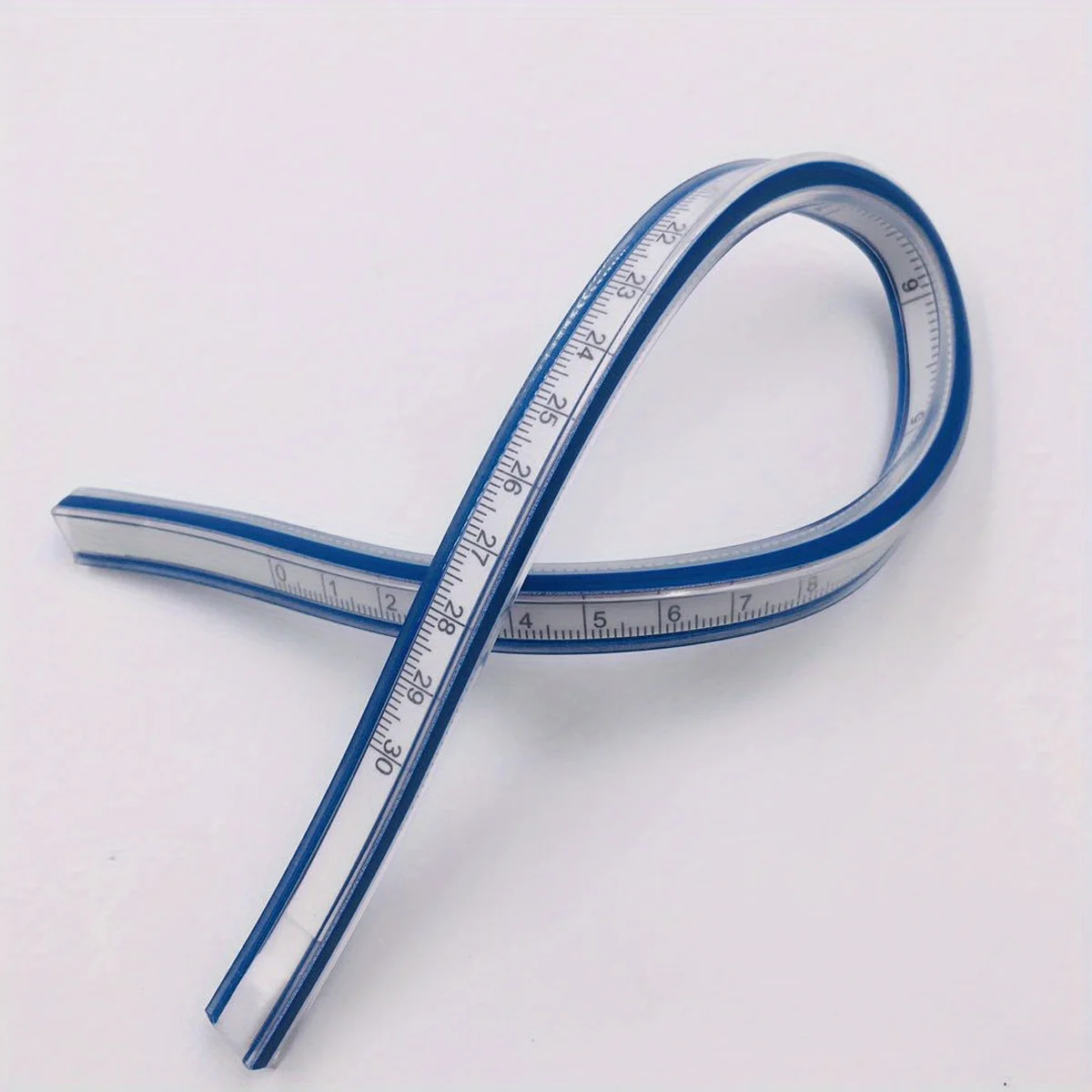 

Гибкая линейка с изогнутыми краями, 1 шт., двойная шкала (см/дюймы), идеально подходит для рисования, дизайна и рукоделия.