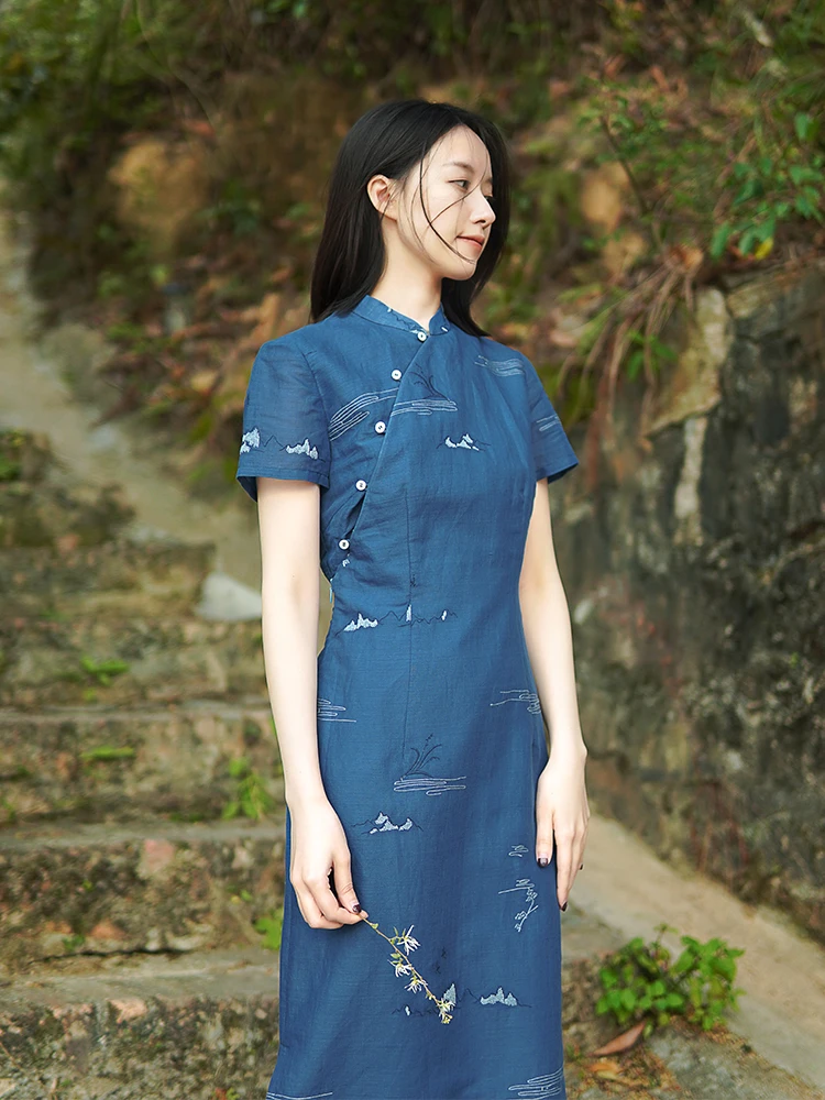 

Элегантная вышитая блузка в китайском стиле, приталенного кроя, из легкой хлопково-льняной смеси, с коротким рукавом, для повседневной носки