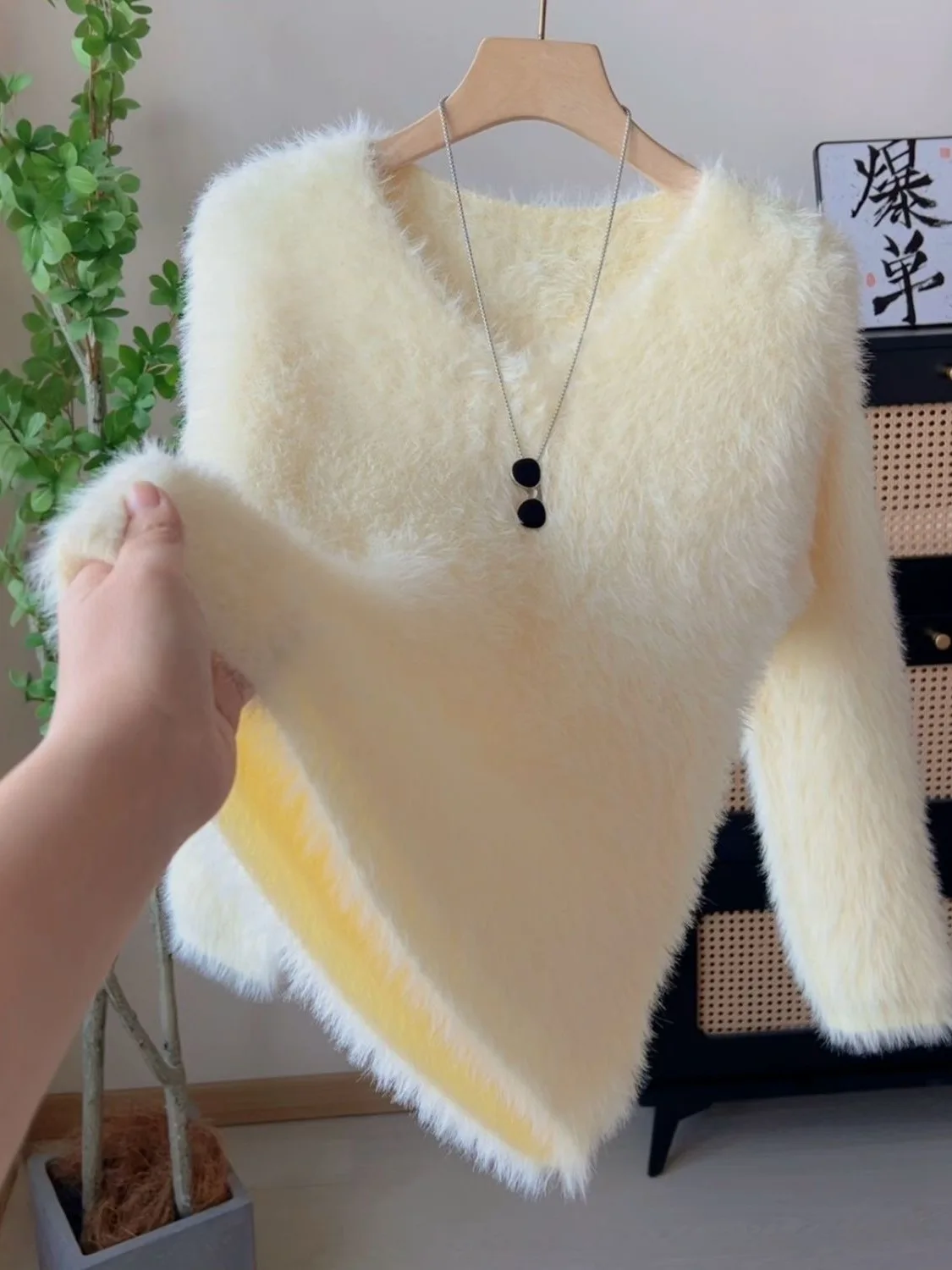 เสื้อไหมพรมคอวี Thiened Long Sve เนื้อนุ่ม ขนเทียม ป้องกันริ้วรอย สไตล์หวาน เสื้อผ้าลำลองสำหรับผู้หญิง ฤดูหนาว สินค้ามาใหม่