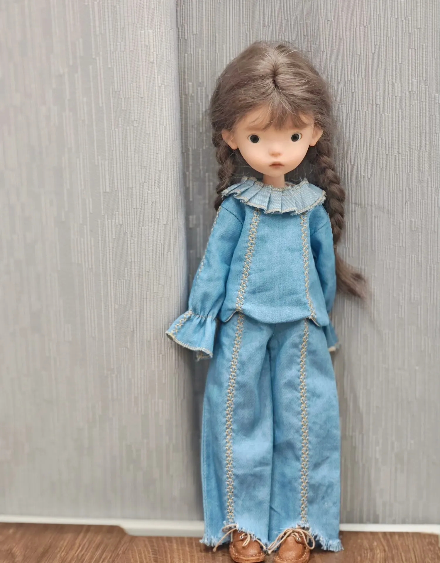 

Kari Doll Одежда и юбки Комплект джинсового топа и брюк с цветными блоками из искусственного воротника и вышивкой для куклы Landazz Landoudou