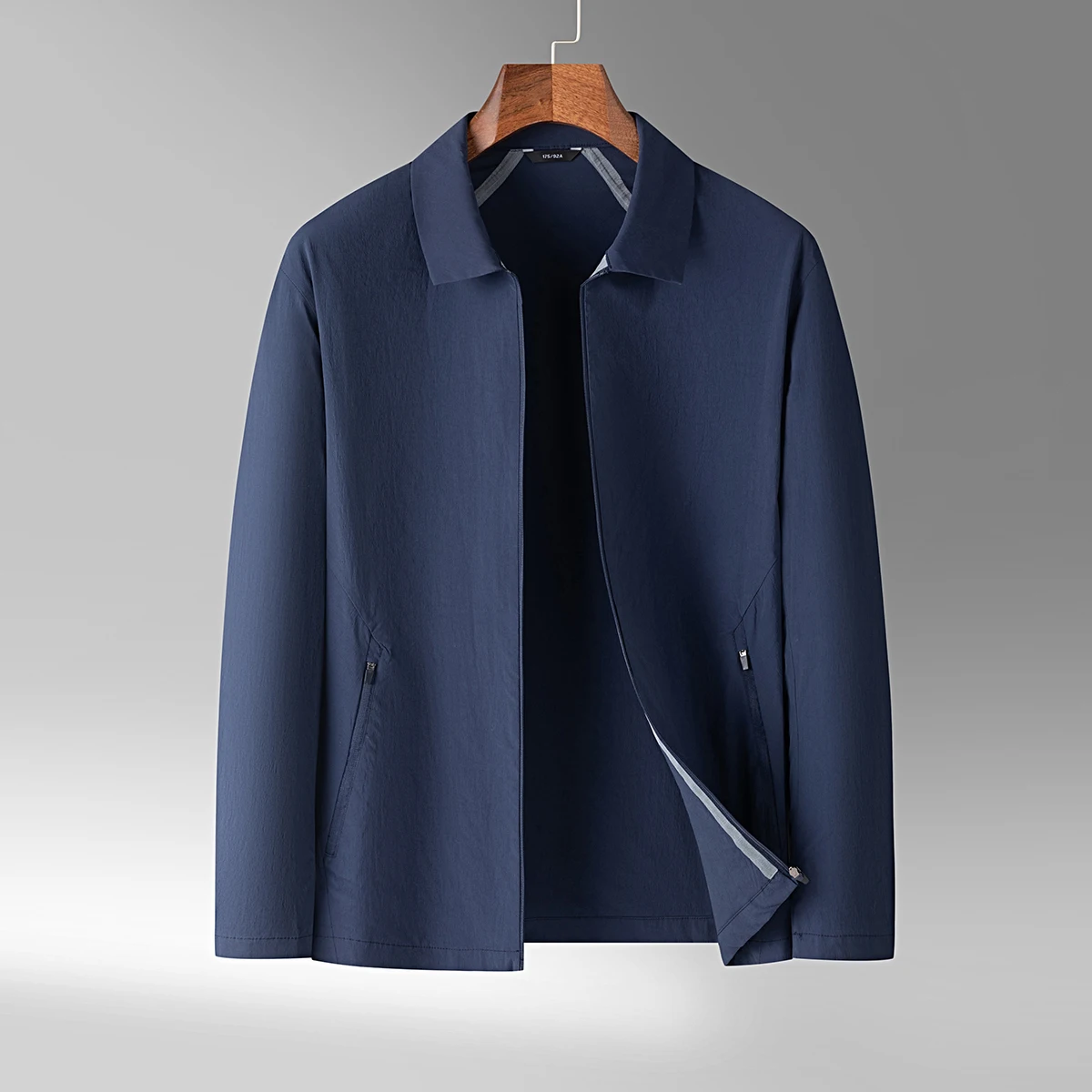 

A seamless, rubber-textured, versatile, light luxury, solid-color lapel jacket for men, summer, slightly wrinkled, elastic, thin