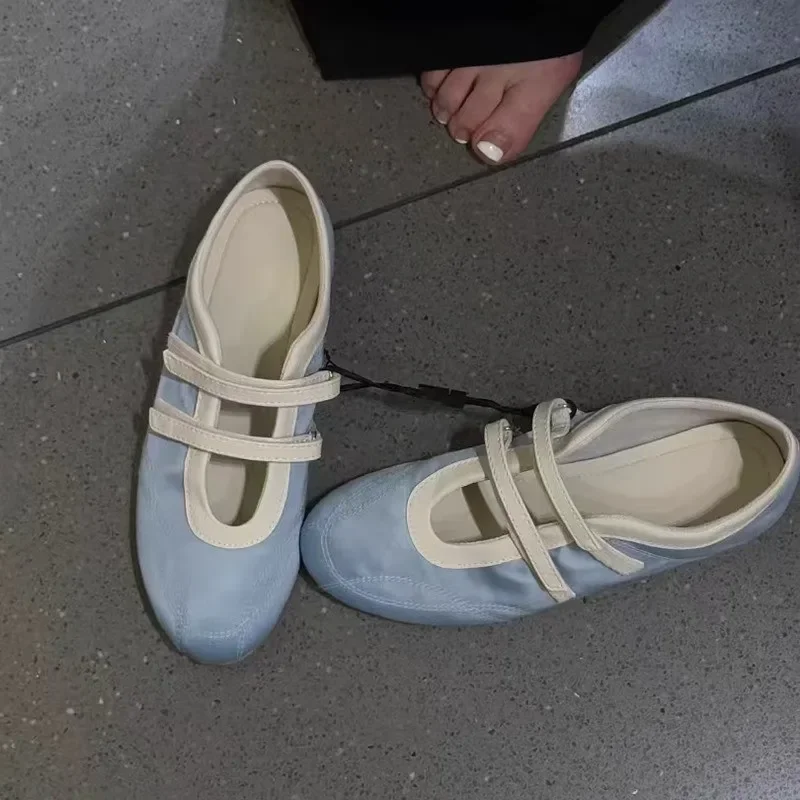 أحذية رياضية نسائية مسطحة للجري أحذية رياضية مصممة للربيع أحذية كاجوال 2025 موضة جديدة للمشي مريحة أحذية نسائية