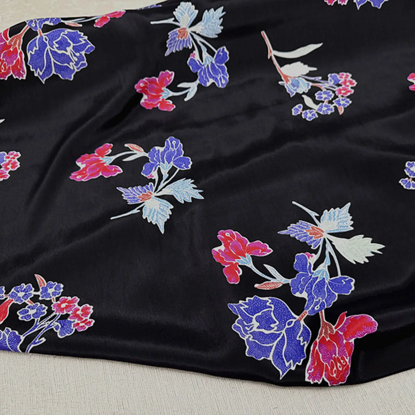 18 Momme Black Base Botanical Floral Wide Width Silk Crepe De Chine Mulberry Silk for Summer Dress Blouse