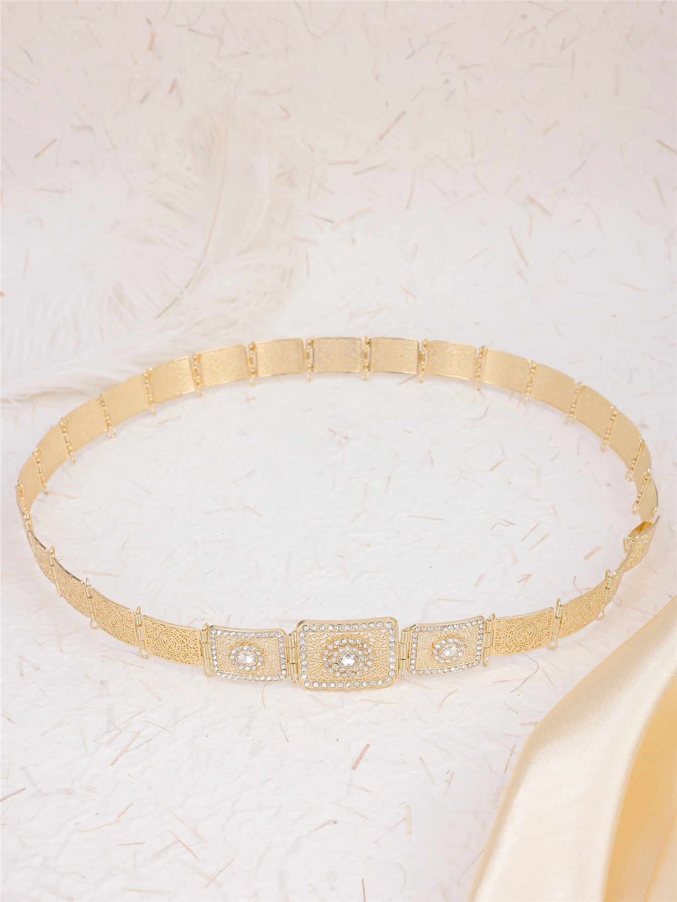 Gold Morocco Belt Style Hollowed Out Design Inlaid Petals Diamond Design To Highlight The Noble Gentleman