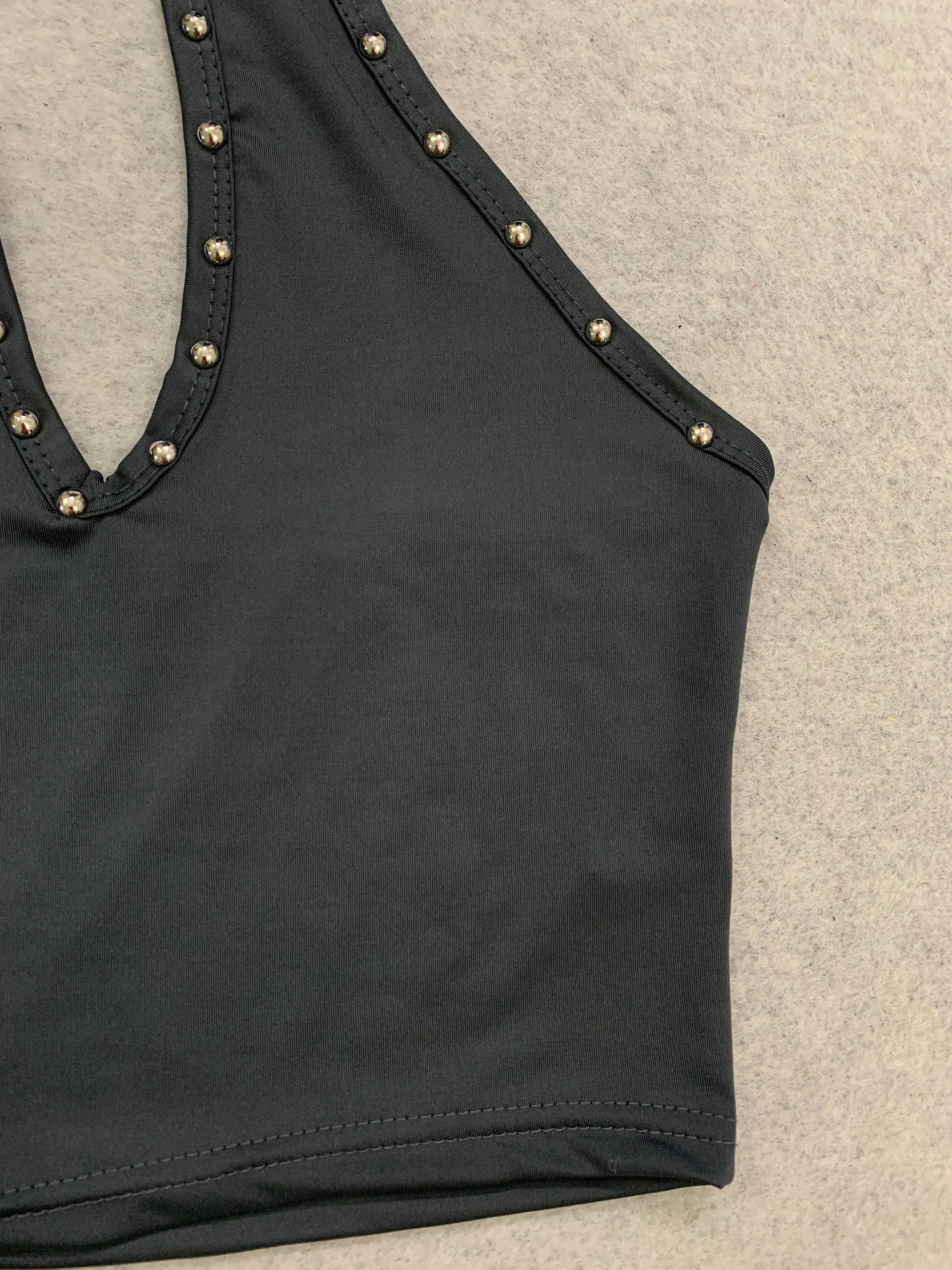 Subkultur-Punk-Stil, Nieten-Design, hängender Hals, rückenfreies, kurzes, hohles, ärmelloses, schmales, heißes Mädchen-Sling-Top. – Detail 13
