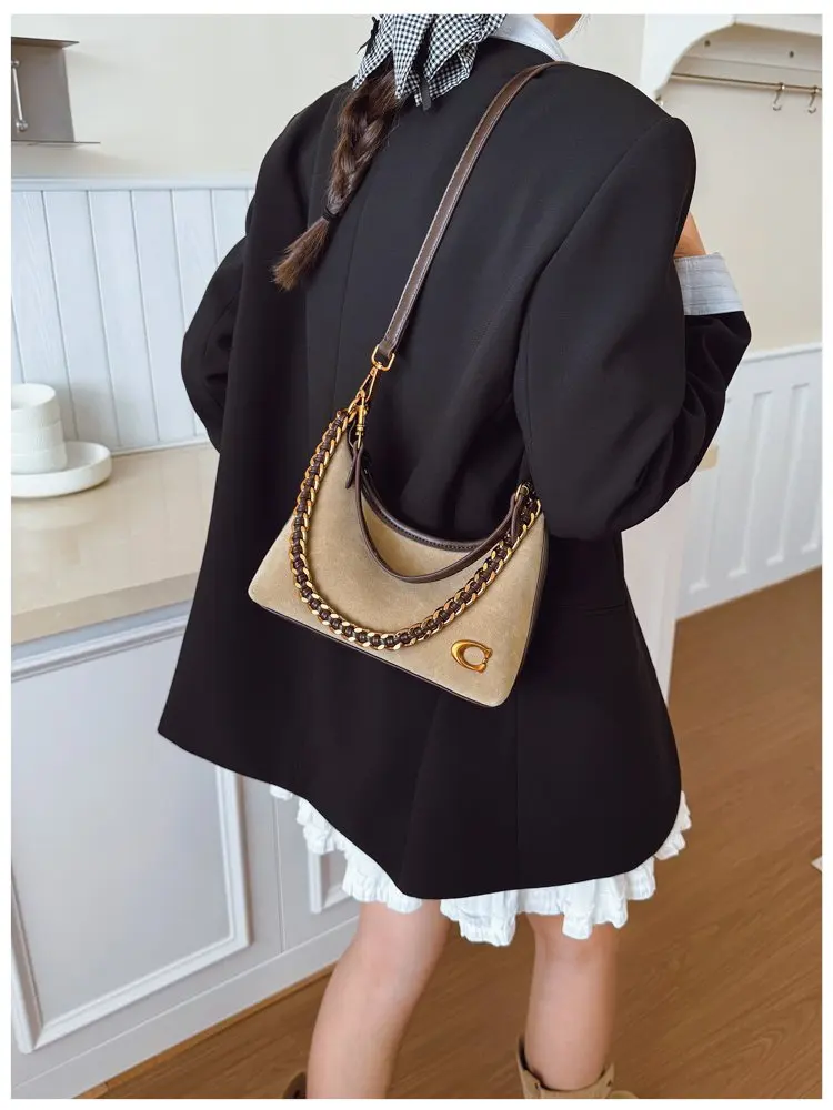 

Fashionable Ladies Hand Bags Crafted From Fine Leather Featuring Trendy Paris Vintage Look